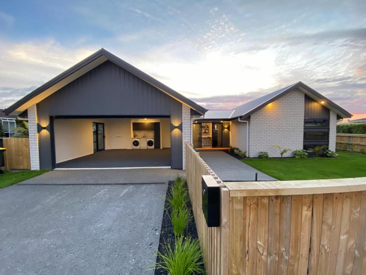 Luxury Villa, Central, Golf And Cafes - By Kosh Bnb Hamilton Exterior photo